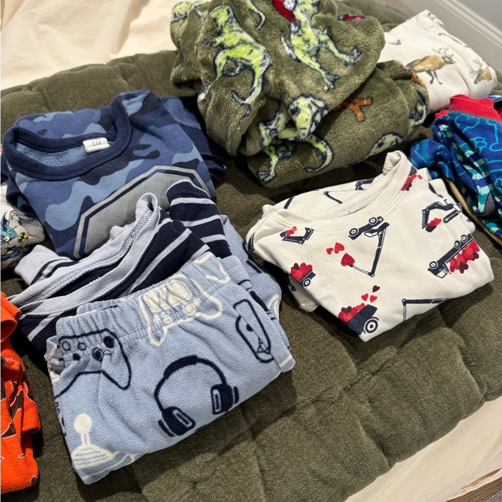 Assorted Kids' Pajama Bundle - Picture 3 of 5